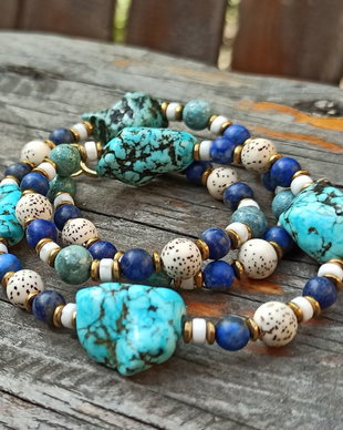 REZERVAT Set de bijuterii  compus din colier, bratara și cercei cu pietre de turcoaz, lapis lazuli, howlite, semințe de lotus si hematit auriu