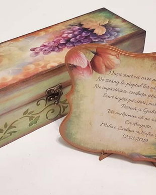 Set cadou nasi, format din cutie de lemn pentru sticla de vin, si placheta cu mesaj, cu lalele
