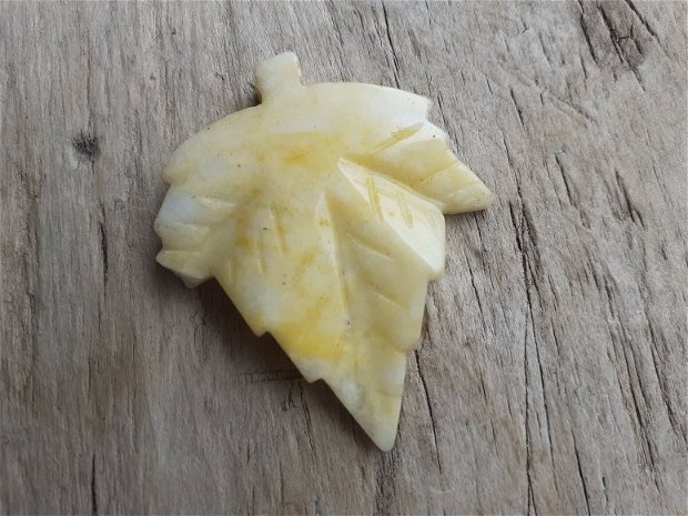 Pandantiv frunza jad galben, 56x45x6 mm