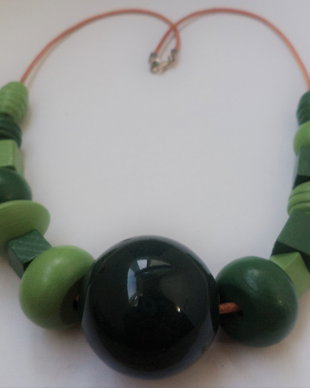 Colier handmade din snur de piele naturala ,margele din lemn si o margea supradimensionata acrilica