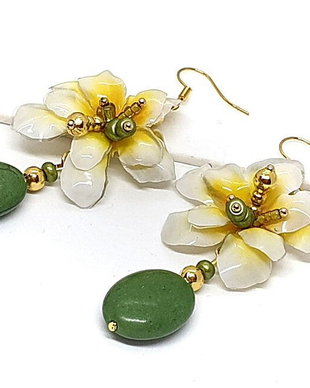 Cercei yellow flowers