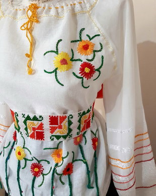 Bluza croi Ie cu broderie manuală și cordon
