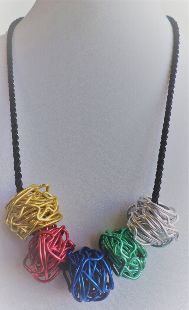 Colier handmade din sarma si snur de bumbac - colored wire