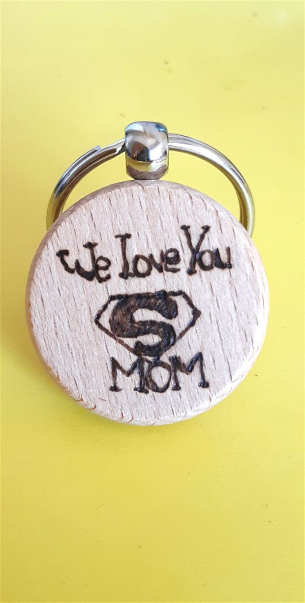 "We Love You Super Mom" Breloc din lemn, cu două fete.