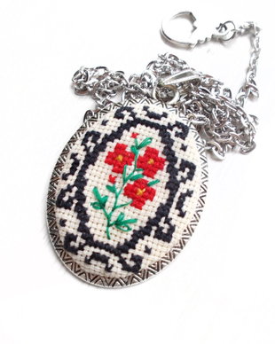 Colier cu broderie manuala