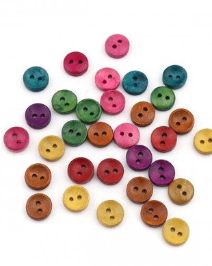 Lot de 10 nasturi din lemn colorati