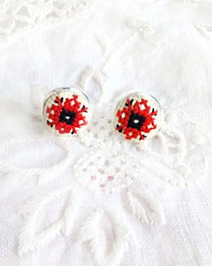 Cercei cu surub si broderie manuala