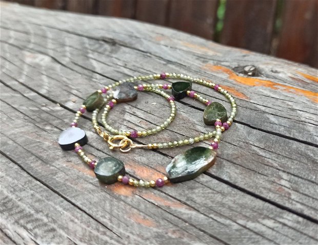 Set de bijuterii  compus din colier și bratara cu pietre de turmalină multicolora, rubin și zircon