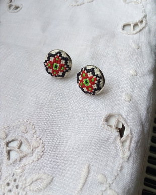 Cercei cu surub si broderie manuala