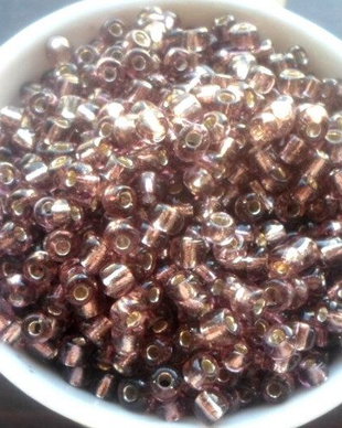Margele nisip gri transparent cu miez argintiu 4 mm 100 g.