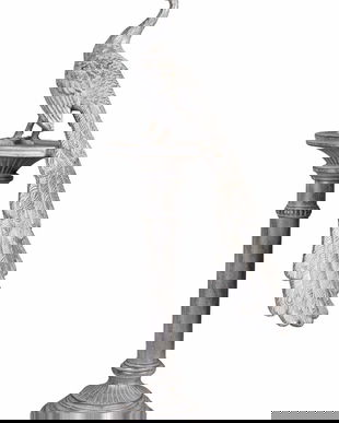 Statueta de gradina cu un paun pe un piedestal