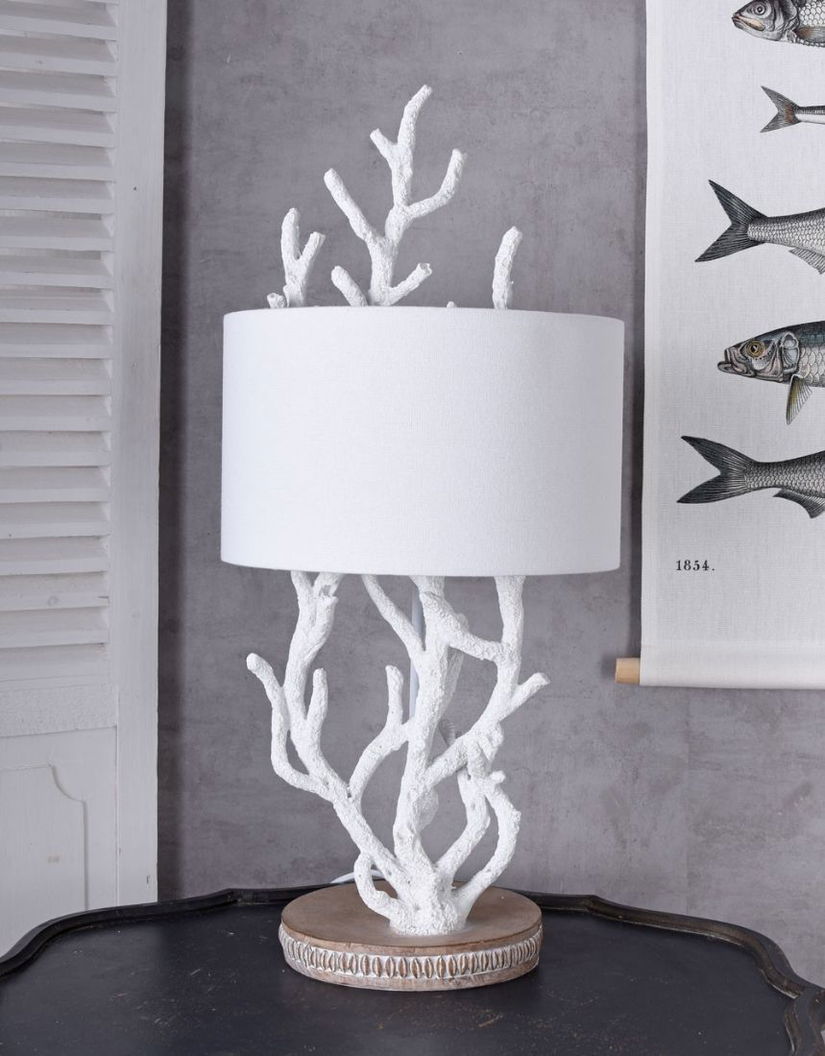 Lampa de masa cu un coral alb