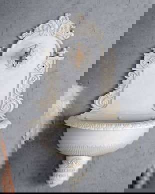 Cismea alba din metal cu un vas