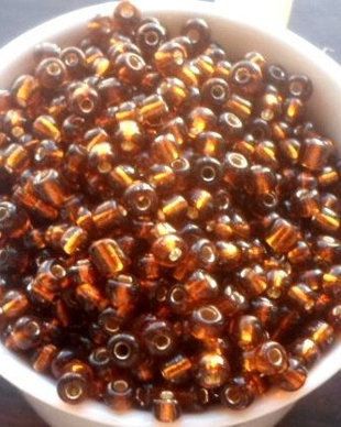 Margele nisip maro transparent cu miez argintiu 4 mm 50 g.