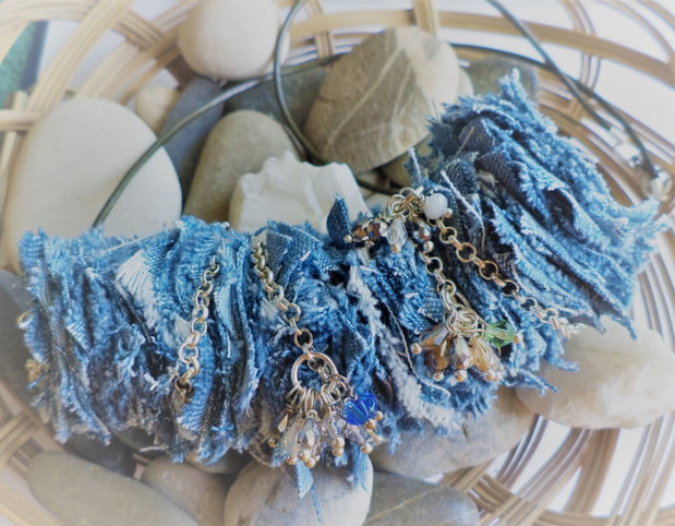Colier boho-chic din denim cristale tip swarovski si lantisor metalic argintat