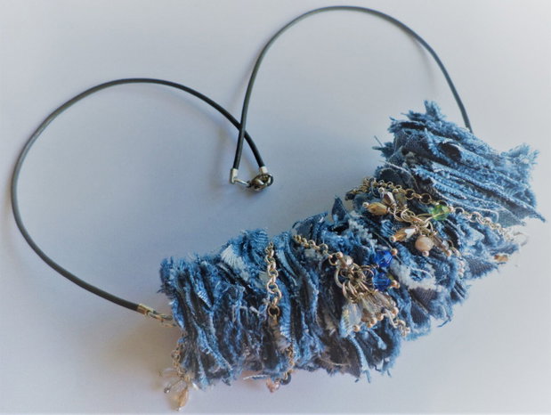 Colier boho-chic din denim cristale tip swarovski si lantisor metalic argintat