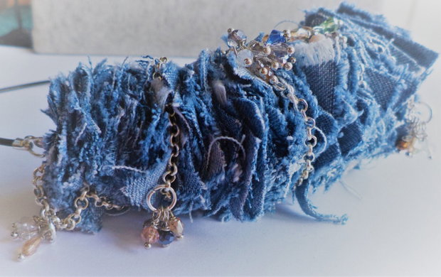 Colier boho-chic din denim cristale tip swarovski si lantisor metalic argintat