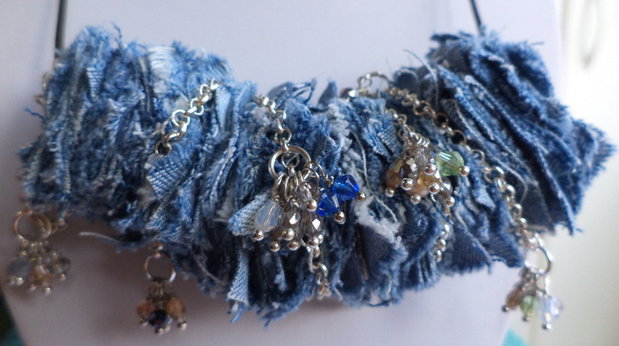 Colier boho-chic din denim cristale tip swarovski si lantisor metalic argintat
