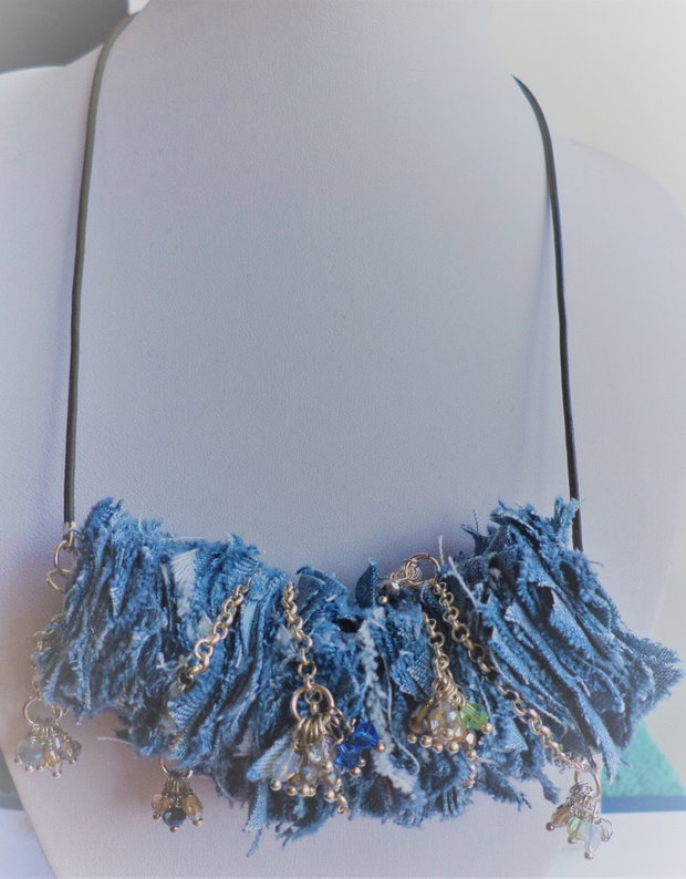 Colier boho-chic din denim cristale tip swarovski si lantisor metalic argintat