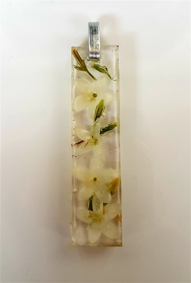 pandantiv unicat, dreptunghiular, din rasina UV transparenta, cu flori de camp naturale
