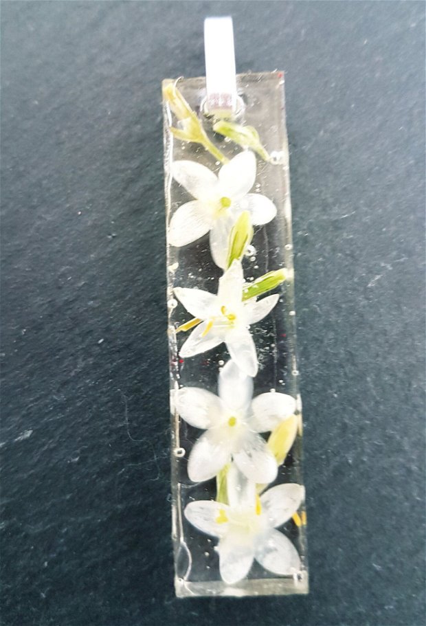 pandantiv unicat, dreptunghiular, din rasina UV transparenta, cu flori de camp naturale