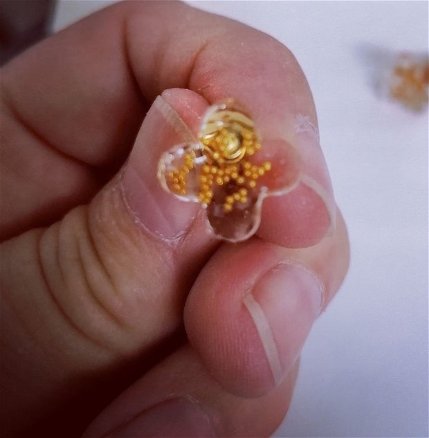 Cercei pin, în forma de cruce de Alhambra, din rășină UV transparenta, cu microperle aurii