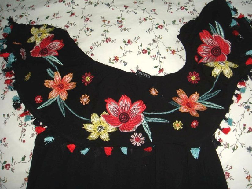 Rochie noua, din vascoza, cu broderii florale si ciucurasi