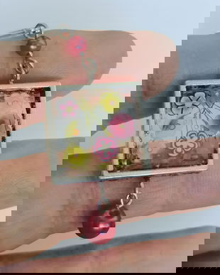 Cercei atarnatori pătrați, tip cadru, cu flori multicolore din polymerclay și naturale prinse în rășină UV transparenta