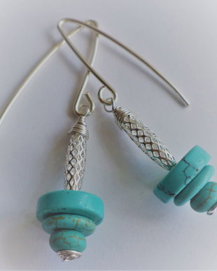 Cercei handmade din sarma ,margele metalice filigranate si margelute din turcoaz