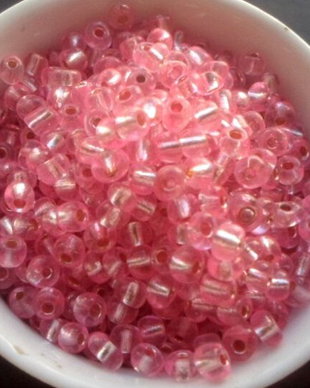 Margele nisip roz transparent cu miez argintiu 4 mm 100 g.