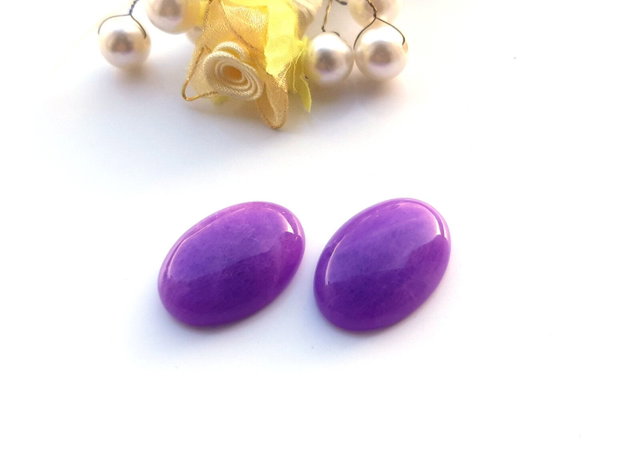 Cabochon purple jad