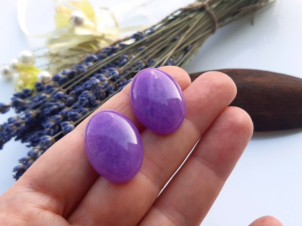 Cabochon purple jad