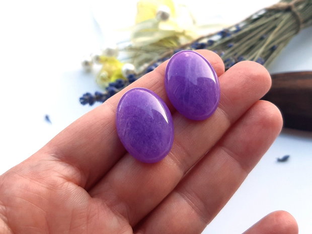 Cabochon purple jad