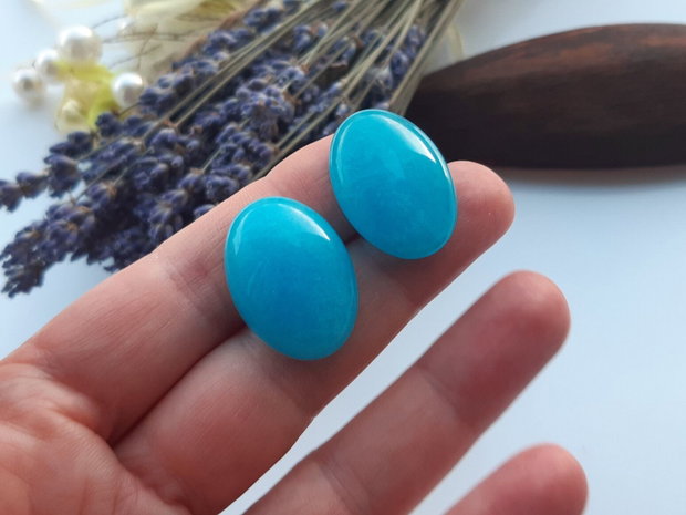 Cabochon blue jad