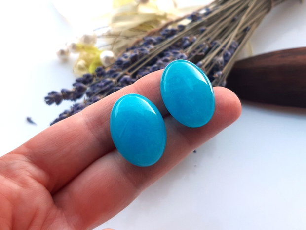 Cabochon blue jad