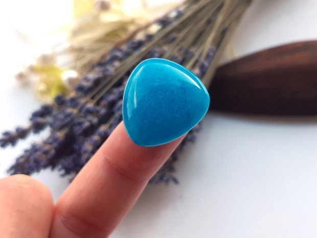 Cabochon blue jad