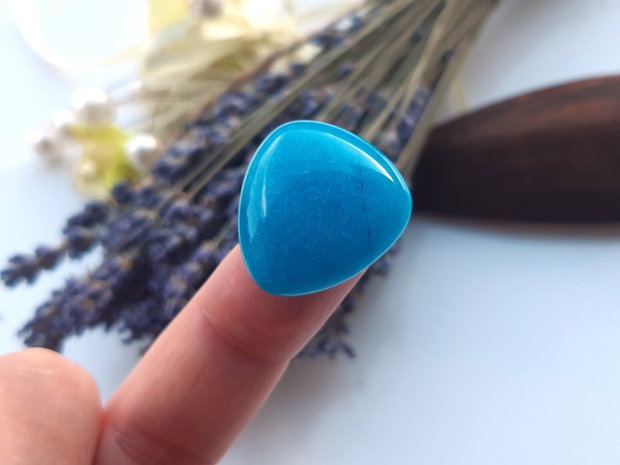 Cabochon blue jad