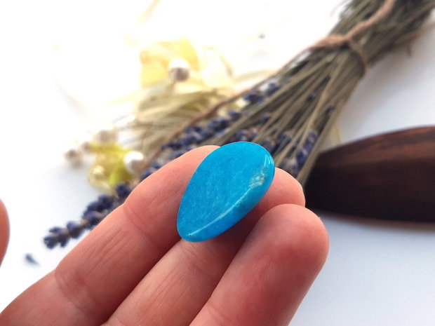 Cabochon blue jad