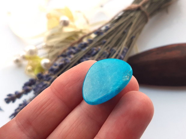 Cabochon blue jad