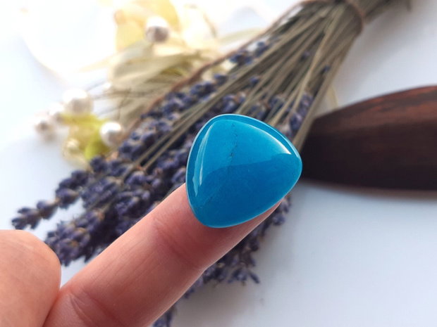 Cabochon blue jad