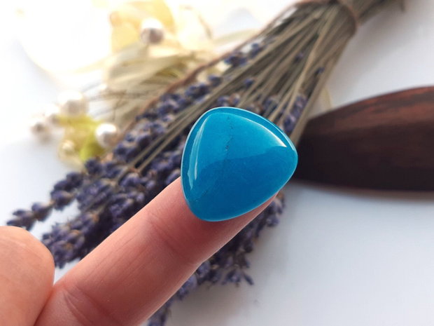 Cabochon blue jad
