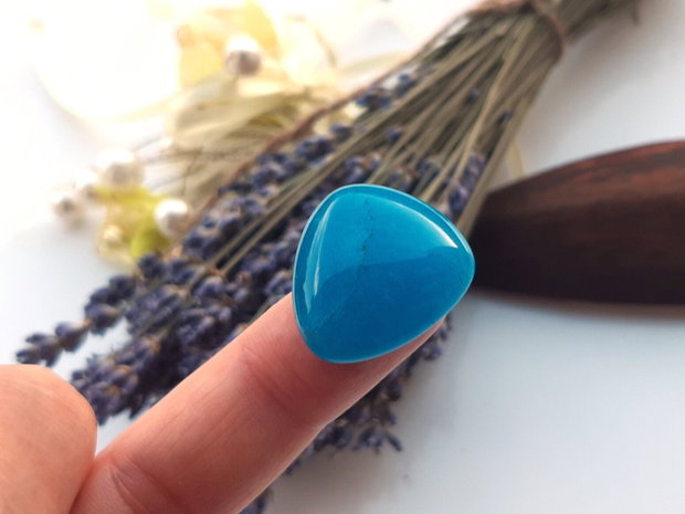 Cabochon blue jad