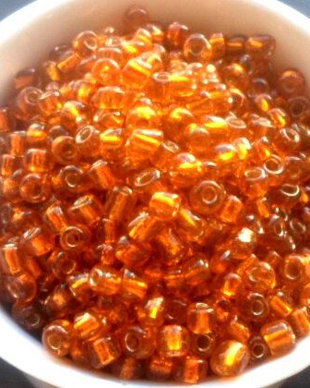 Margele nisip portocaliu transparent cu miez argintiu 4 mm 100 g.
