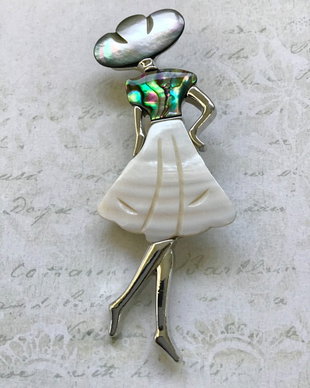Brosa doamna cu palarie & paua shell