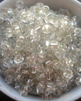 Margele nisip alb transparent cu miez argintiu 4 mm 100 g.