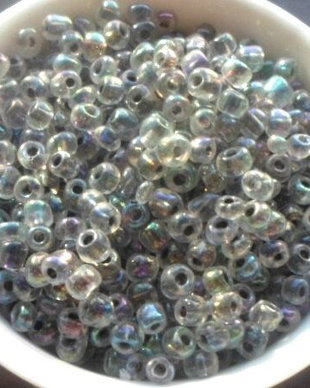 Margele nisip alb transparent cu miez rainbow 4 mm 100 g.