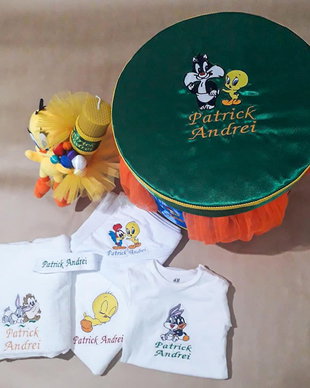 Trusou pentru botez cu animalute, personalizat prin tehnica broderiei.