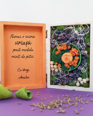 Aranjament educatoare licheni stabilizati si flori in cutie personalizata
