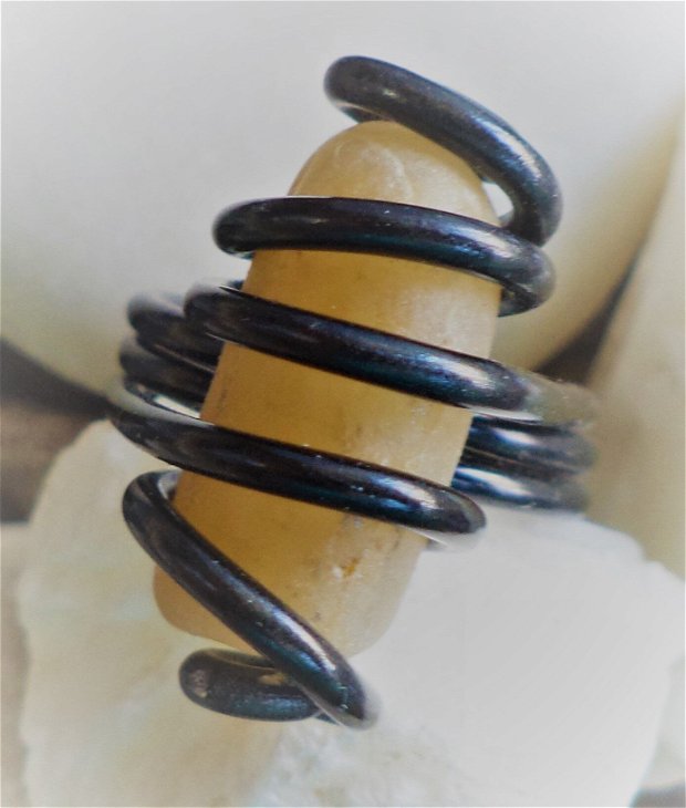 Un inel handmade fantezie din sarma de aluminiu colorata si piatra de rau