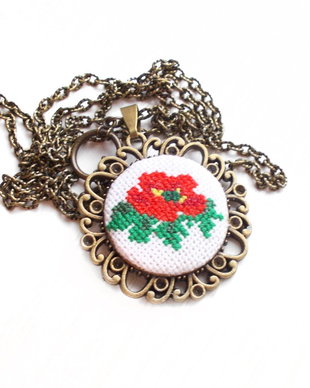 Colier cu broderie manuala